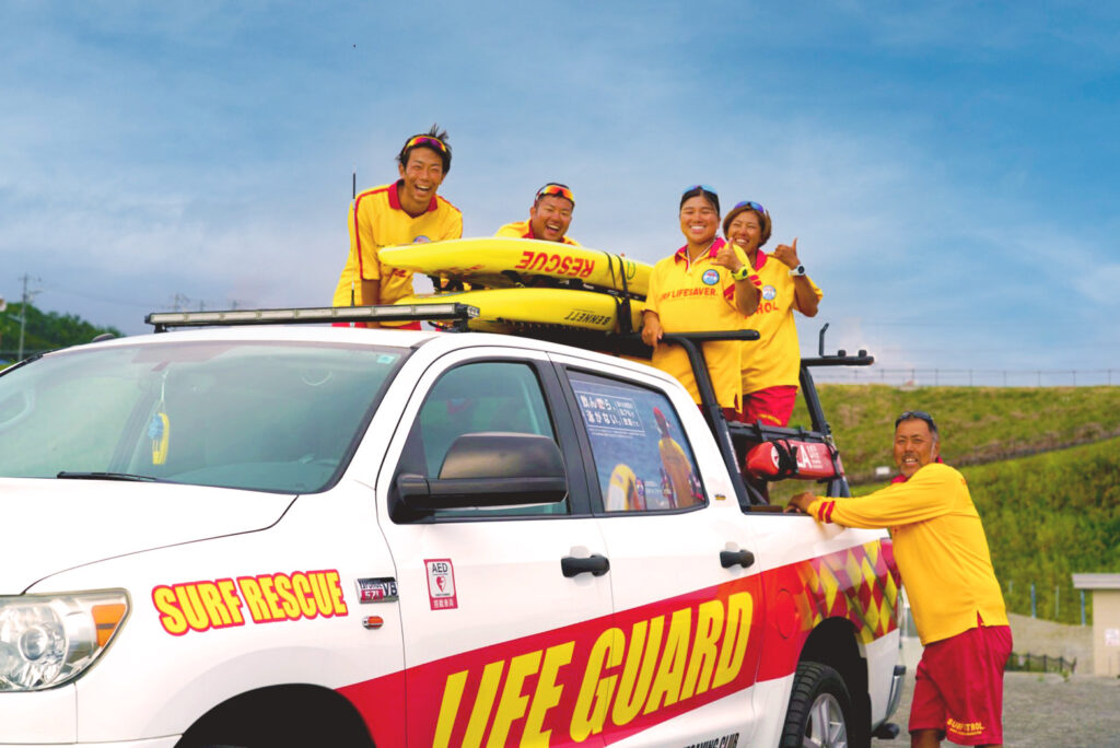 LIFE GUARDの車両に乗った札幌ライフセービングクラブのメンバー