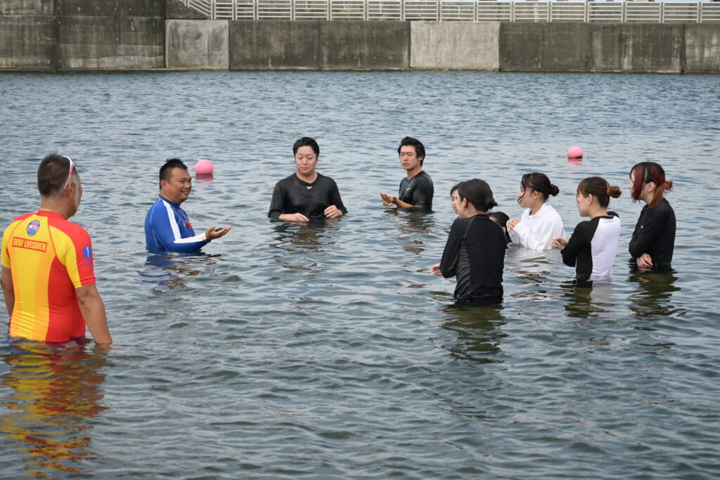 海に入って行うライフセービング講習の実技