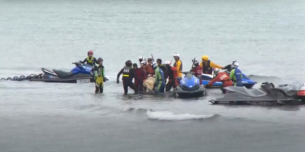 救助用の水上バイクの訓練に集まるメンバー